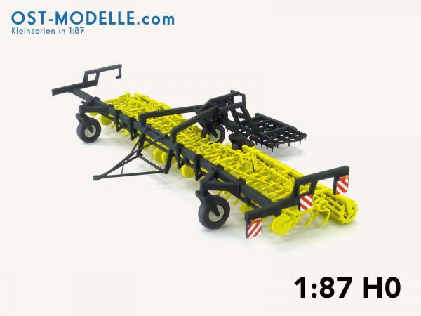 Koppelwagen T890 A01 Bodenbearbeitung 2 Feingrubber B231 mit Stabkrümmlern Arbeitsstellung gelb